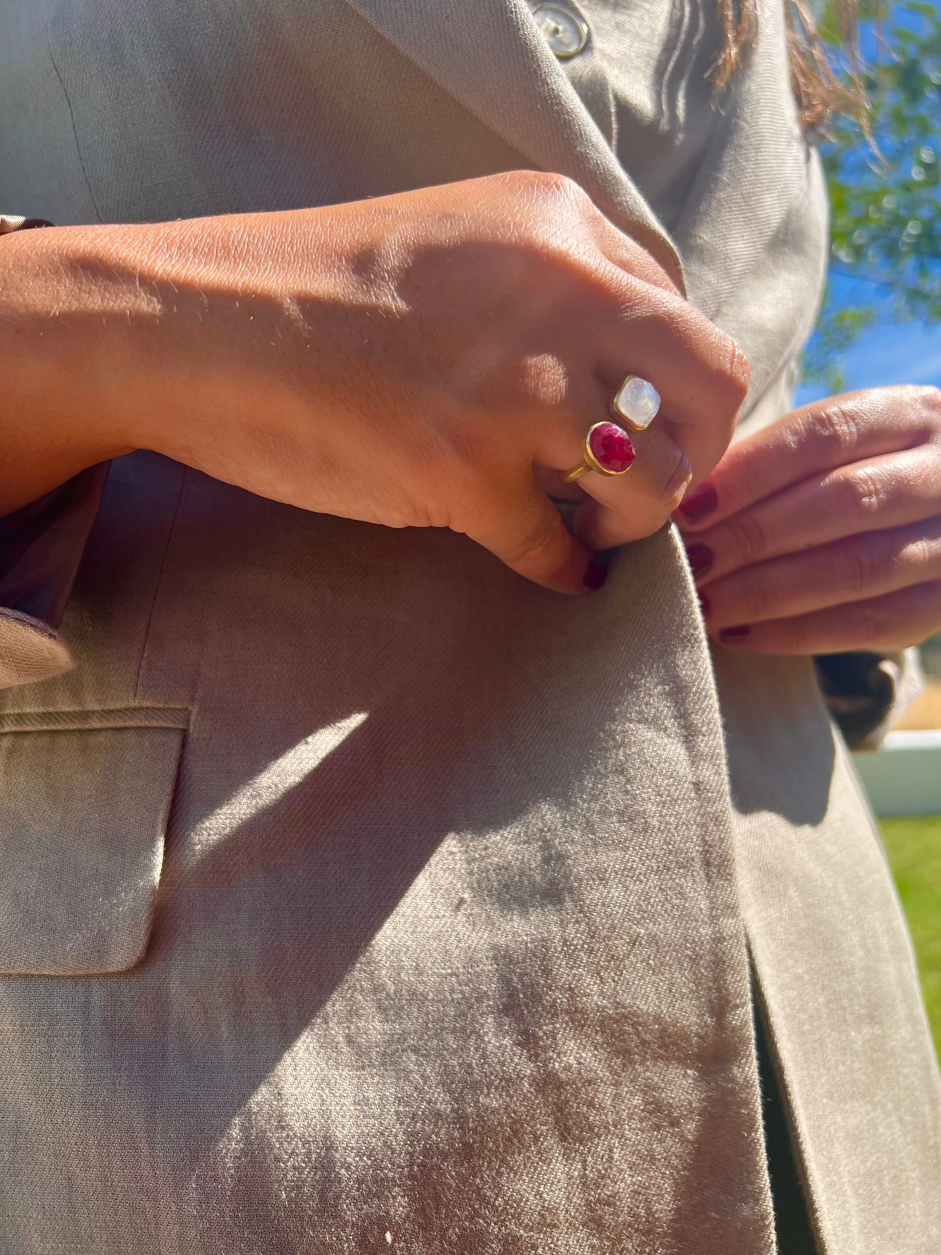 Anillo con piedras Albi Granate y Blanco