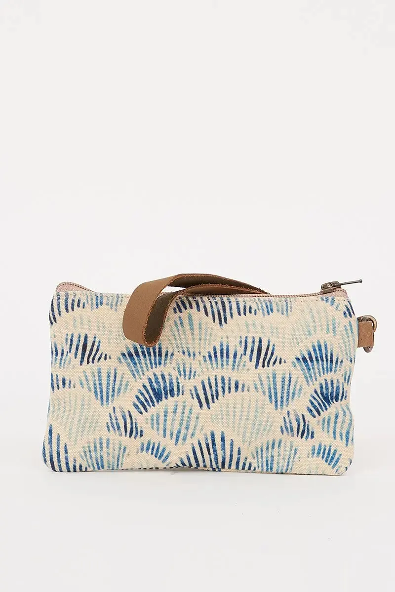Bolso de mano pequeño con dibujos conchas azules