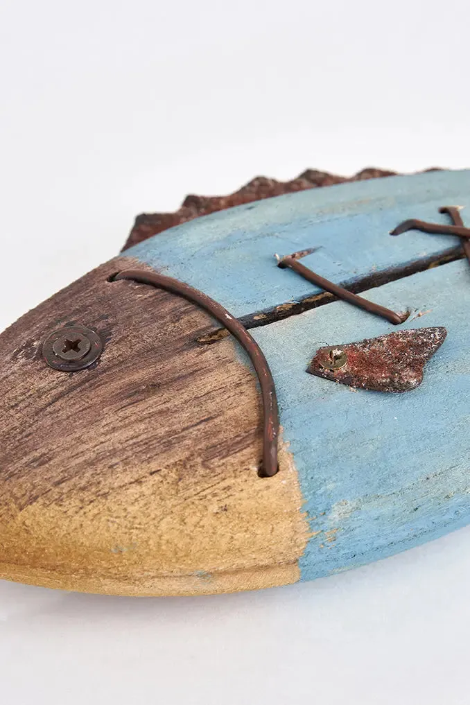 Colgante en forma de pez en madera y metal
