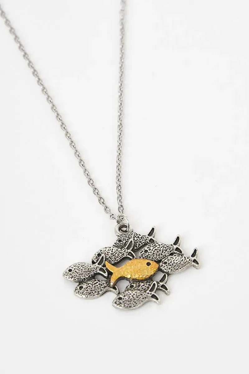 Collar en aleación sostenible con colgante varios peces