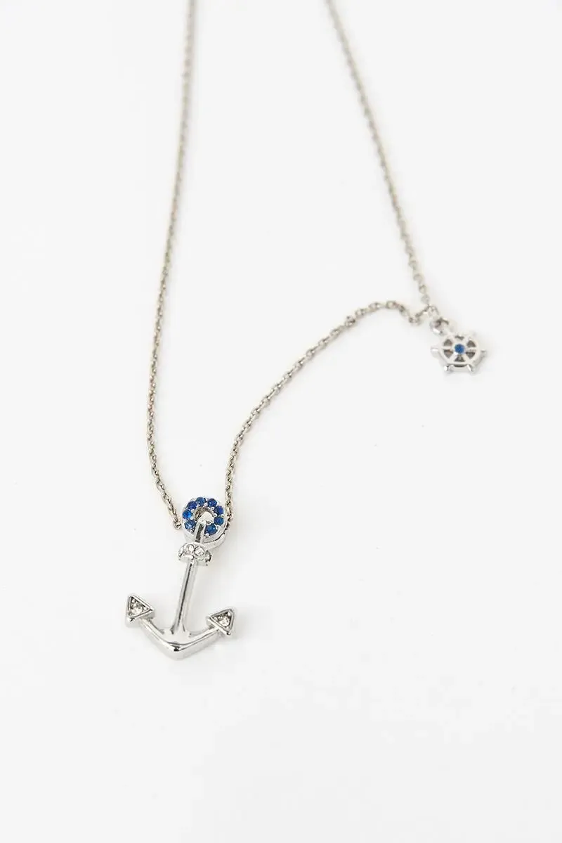 Collar o cadena en plata de ley 925 con colgante ancla y detalle timón