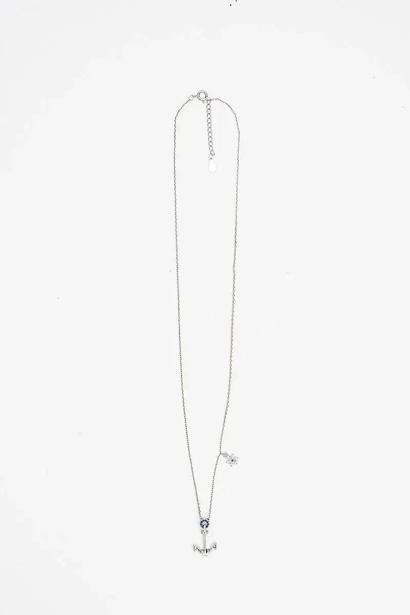 Collar o cadena en plata de ley 925 con colgante ancla y detalle timón