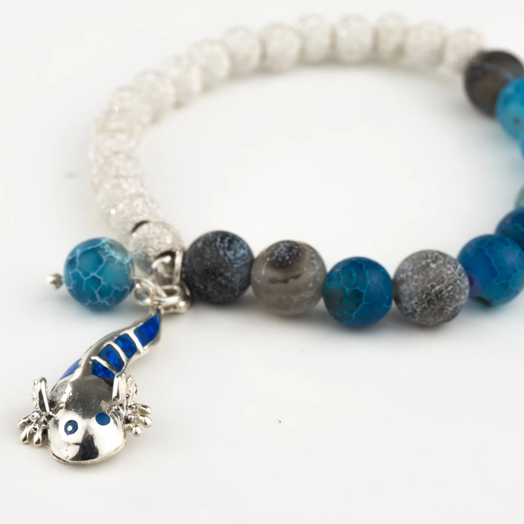Pulsera con dije de ajolote en tonos azules