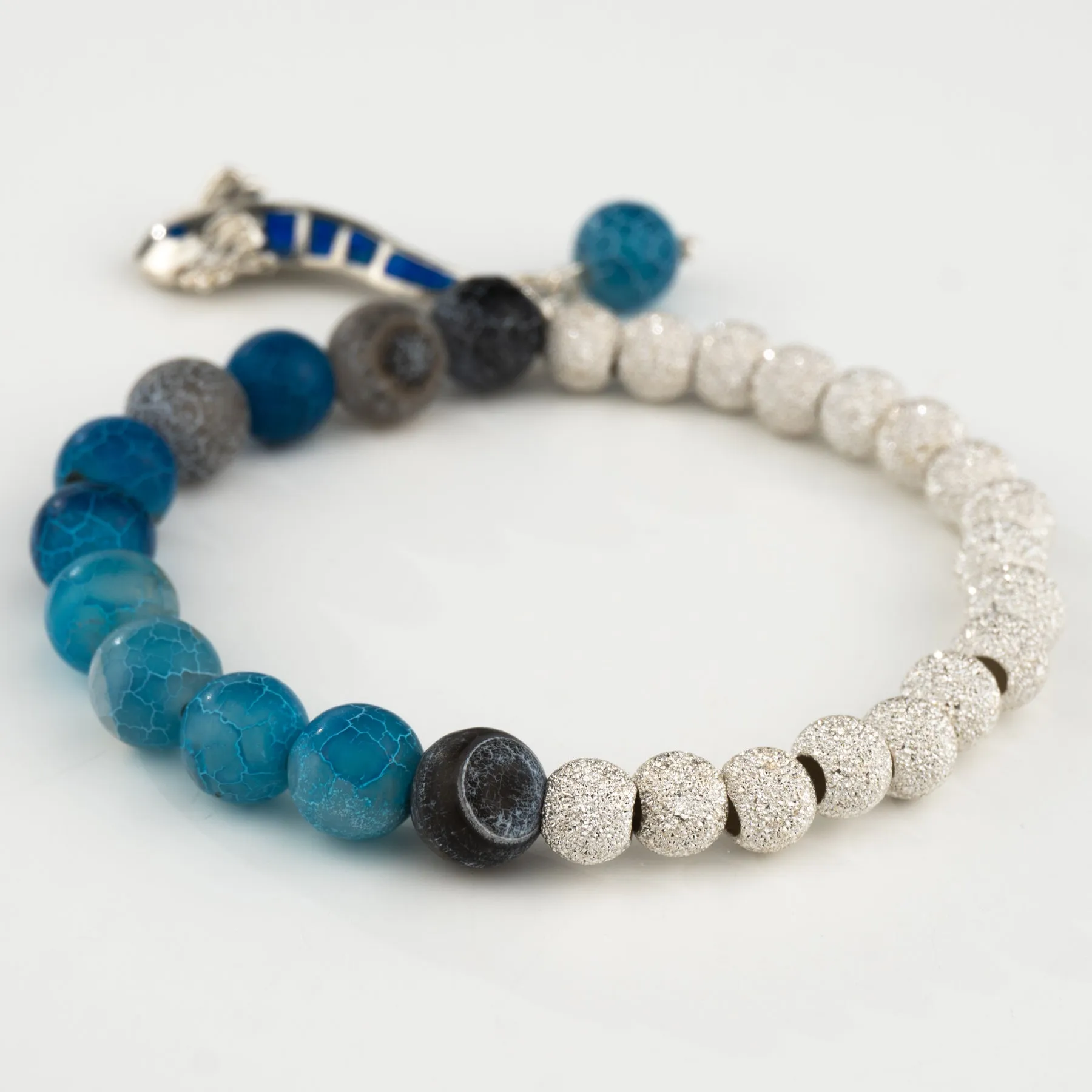 Pulsera con dije de ajolote en tonos azules