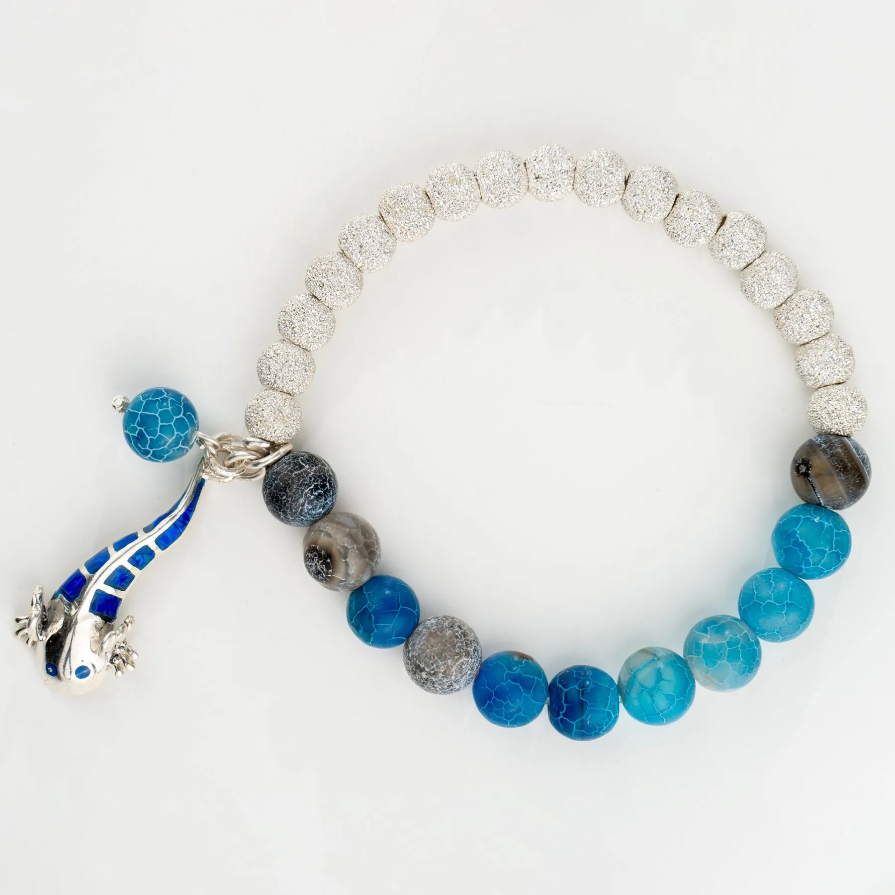 Pulsera con dije de ajolote en tonos azules