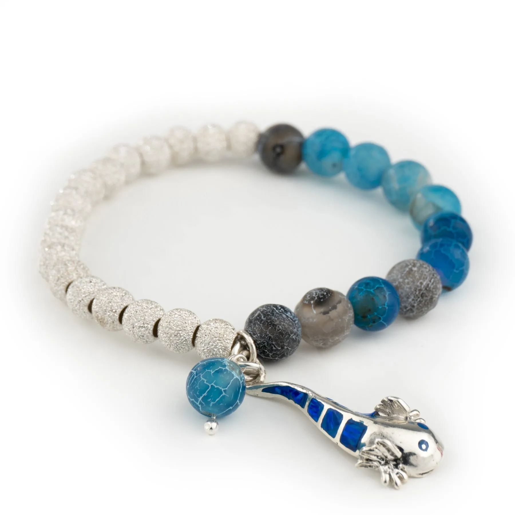 Pulsera con dije de ajolote en tonos azules