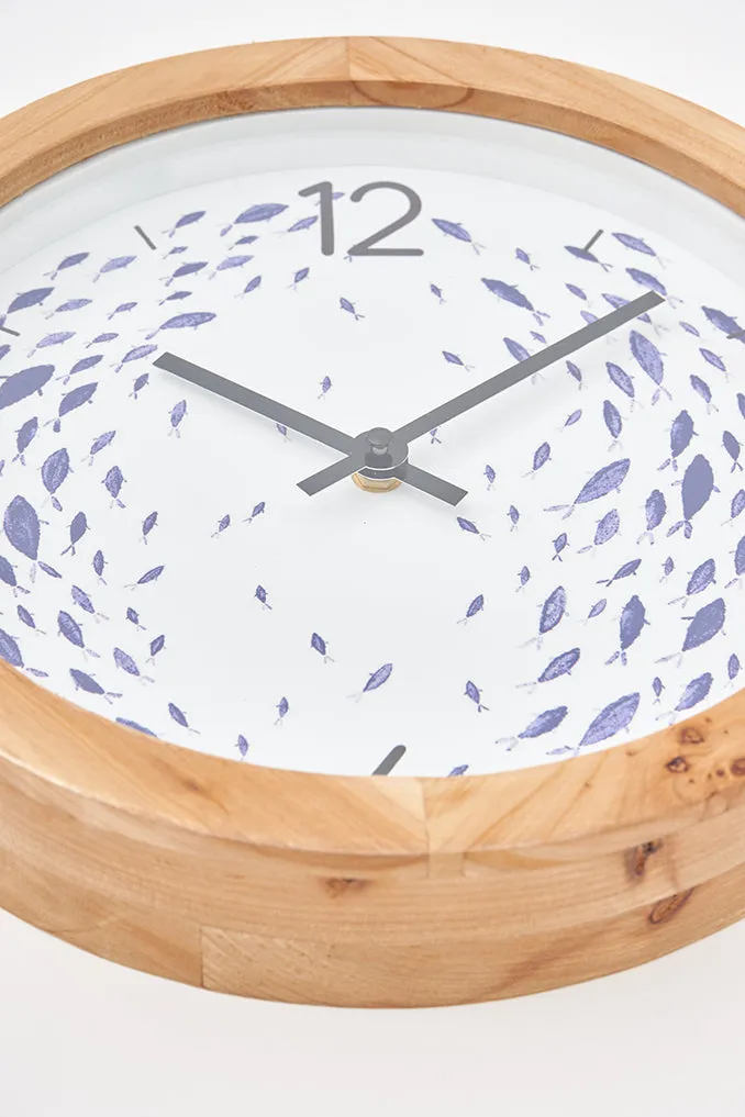 Reloj con banco de peces