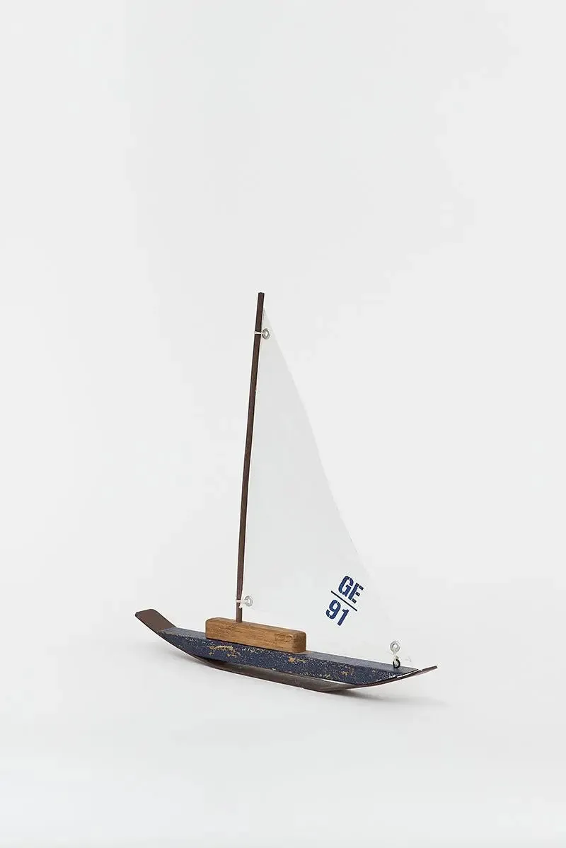 Velero de madera y metal