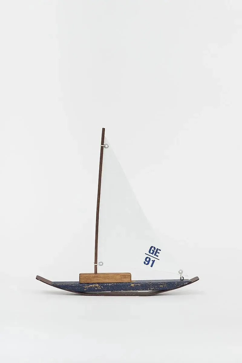 Velero de madera y metal