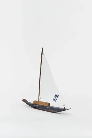 Velero de madera y metal