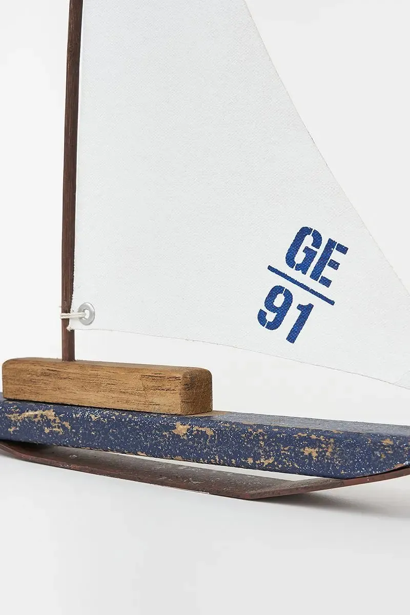 Velero de madera y metal